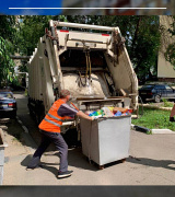 На домах АТСЖ в пос. Солнечный новый мусоровоз