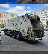 На домах АТСЖ в пос. Солнечный новый мусоровоз